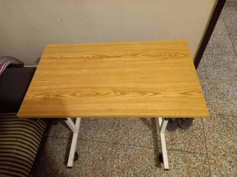 moveable laptop table with wheels 0