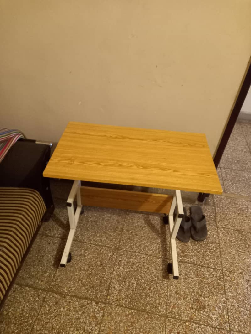 moveable laptop table with wheels 1