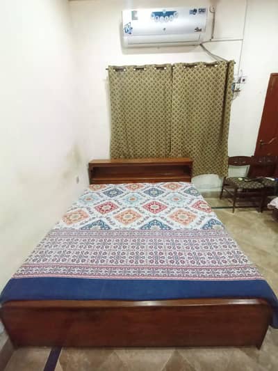 BED WITH SIDE TABLES