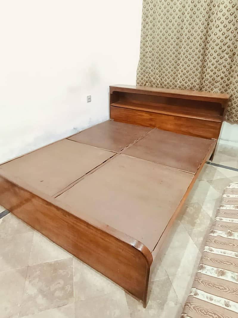 BED WITH SIDE TABLES 1