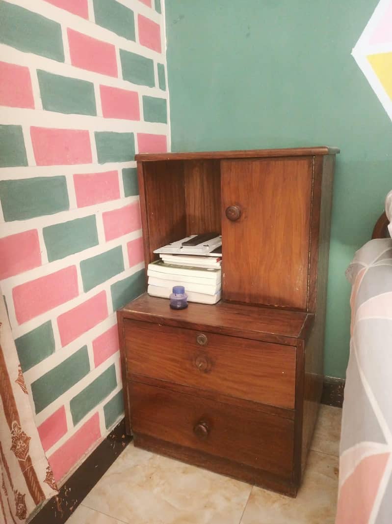 BED WITH SIDE TABLES 2