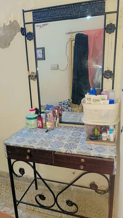 Iron Dressing Table with Mirror – Elegant Design