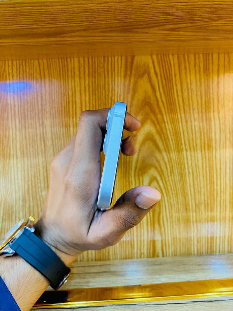 Apple iPhone 15 4