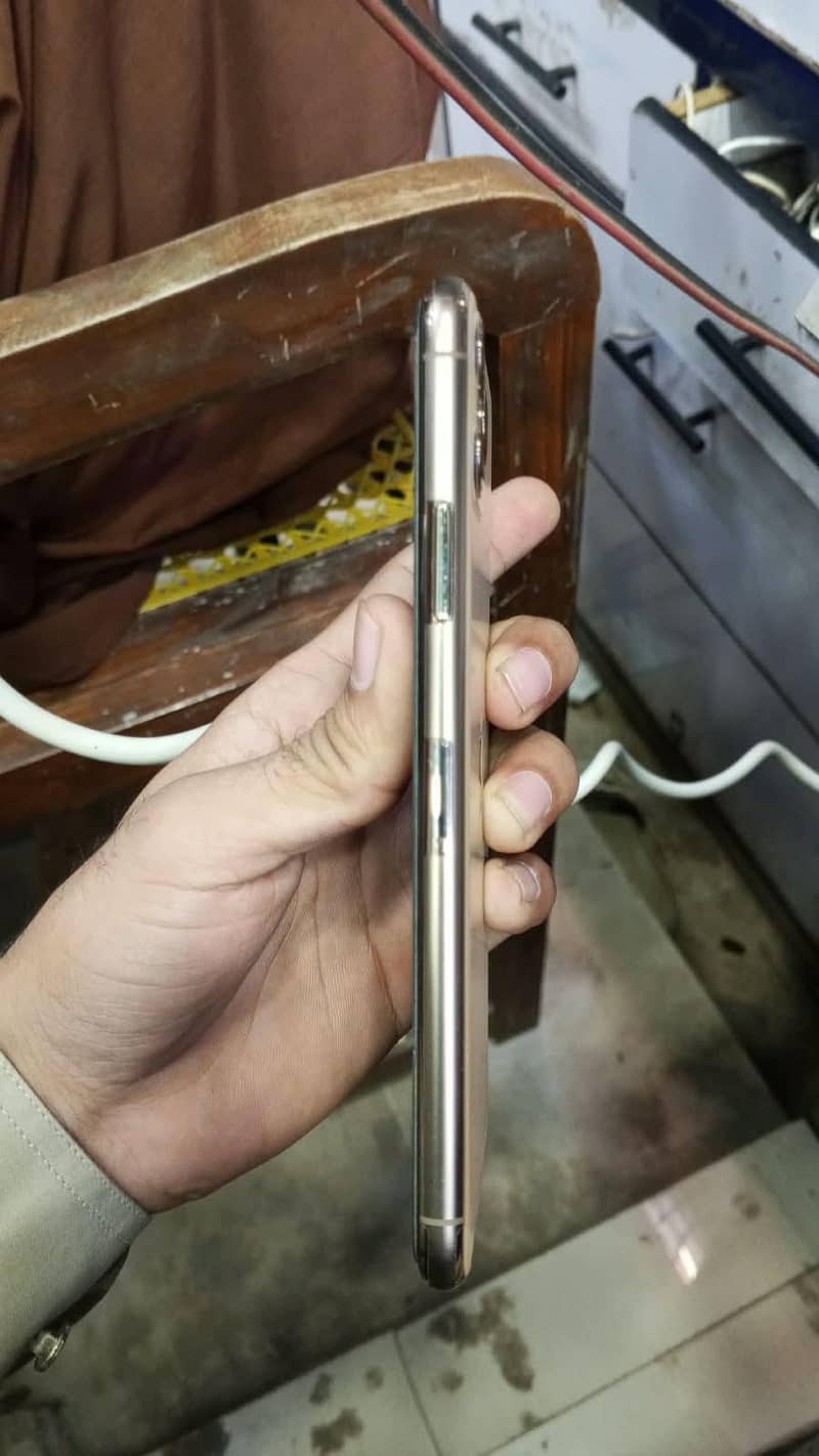 Apple iPhone 11 Pro Max 4