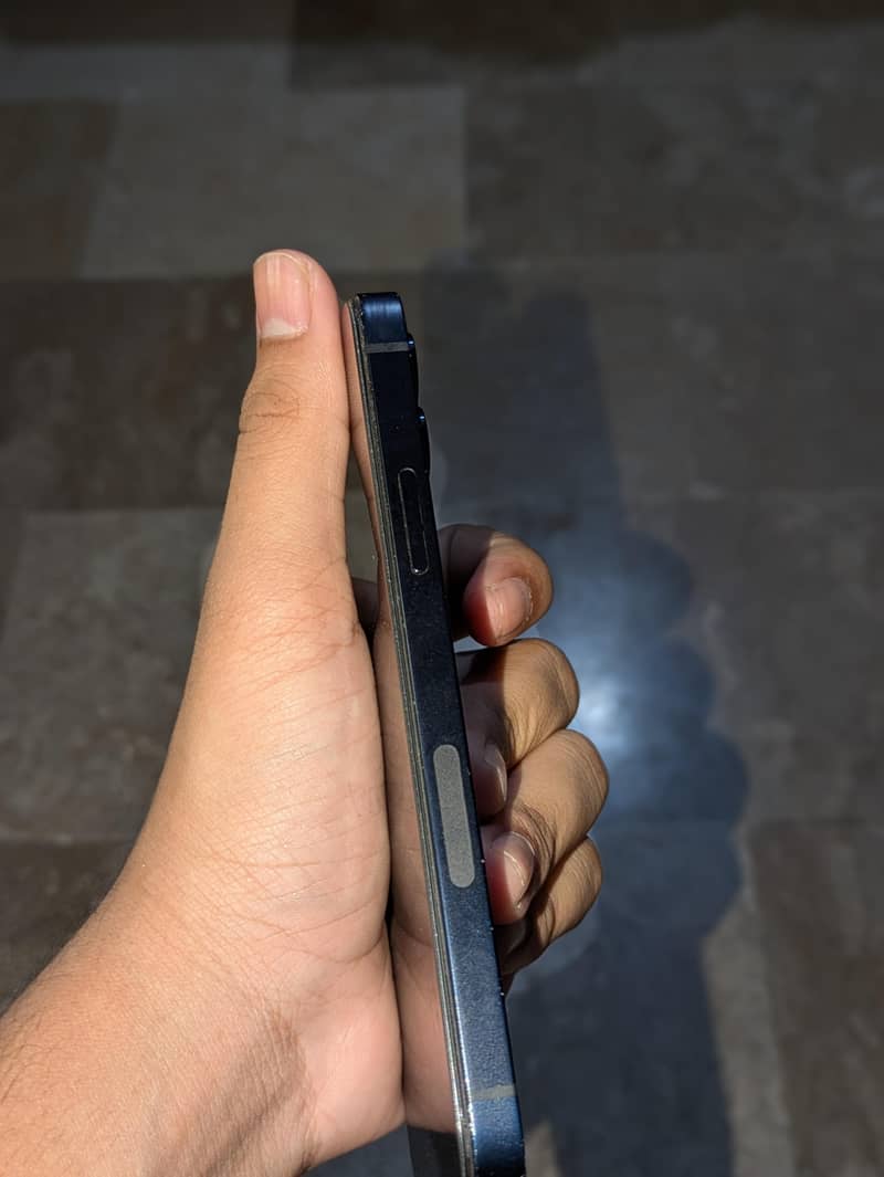Apple iPhone 12 4