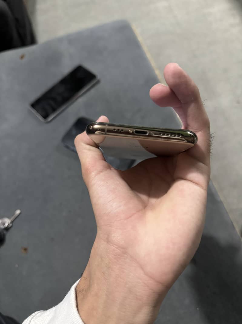 Apple iPhone XS 6