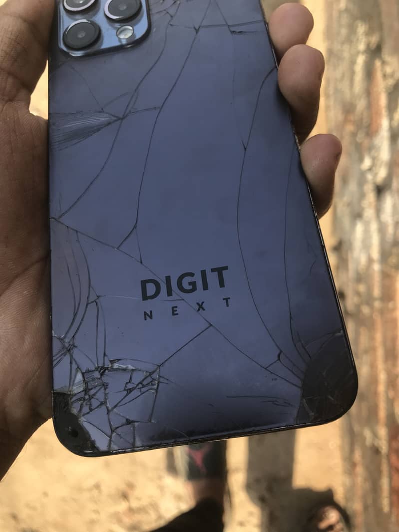 iPhone 16 pro max 12