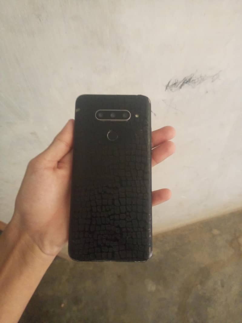 LG V40 ThinQ 1