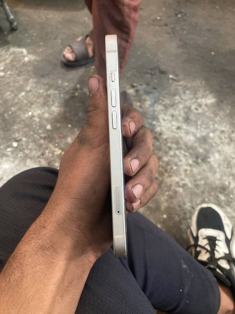 Apple iPhone 13 4