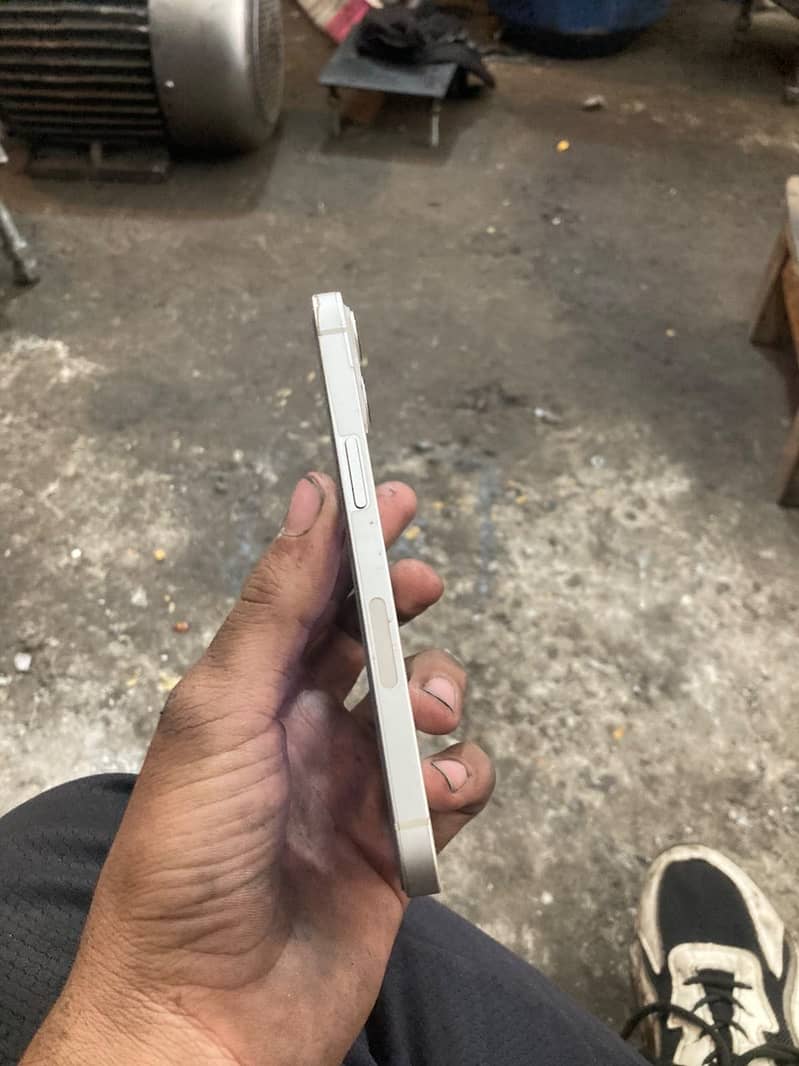 Apple iPhone 13 5
