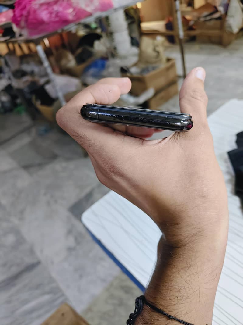 Apple iPhone 11 Pro 4