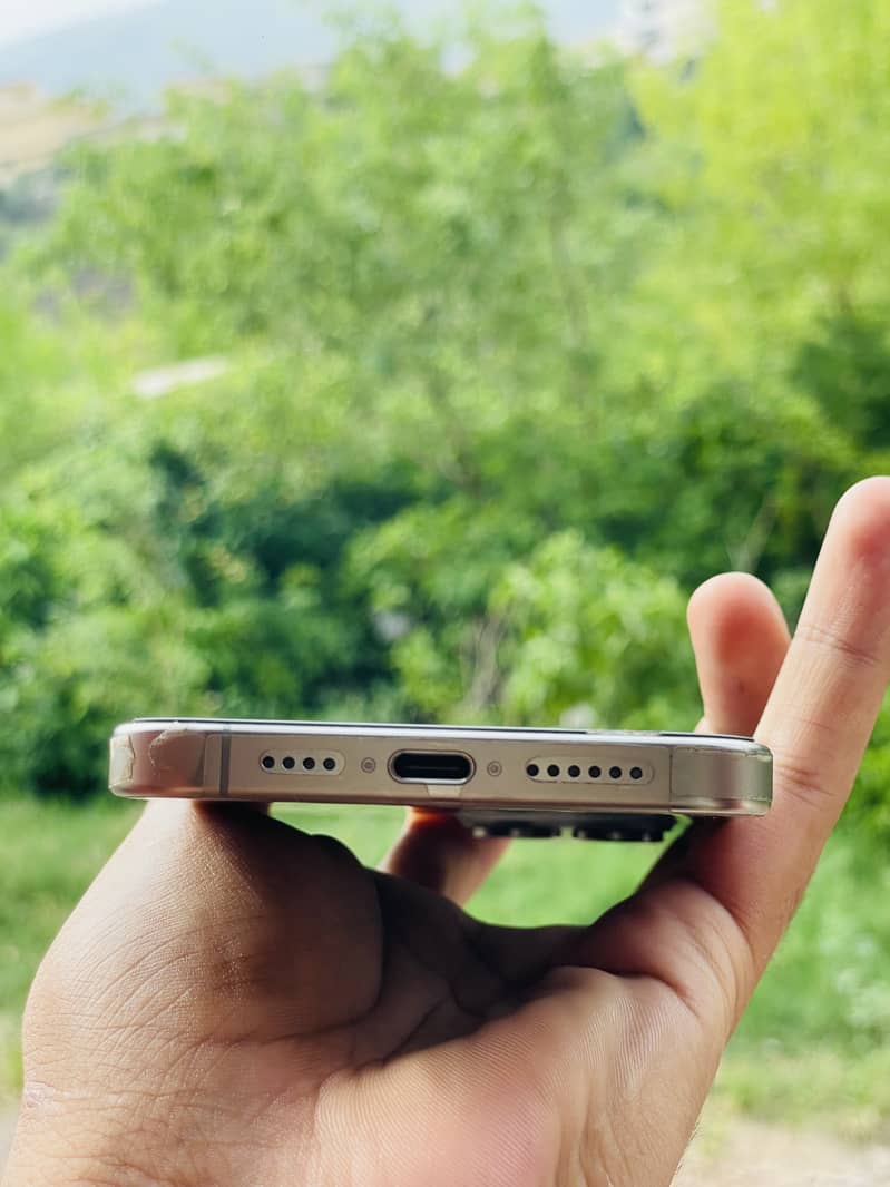 Apple iPhone 15 Pro Max 2
