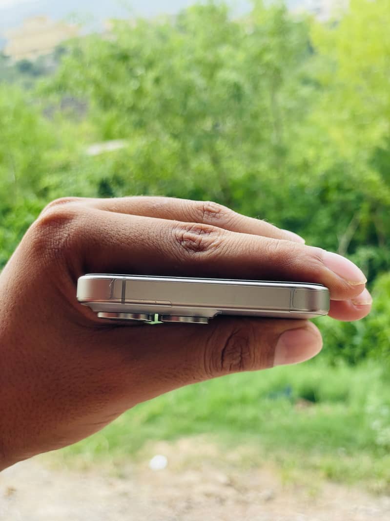 Apple iPhone 15 Pro Max 4
