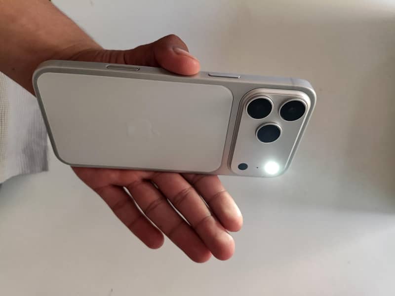 Apple iPhone 17 Pro Max 4
