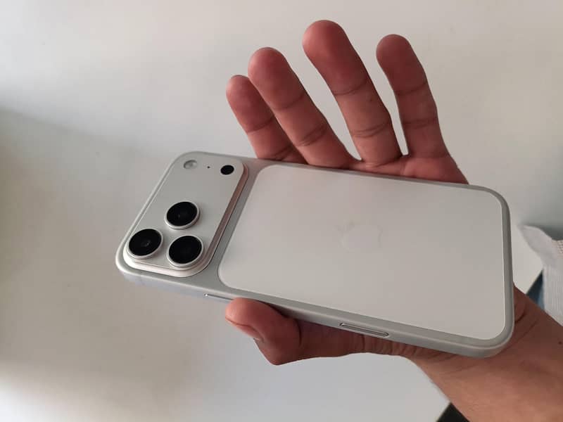 Apple iPhone 17 Pro Max 5