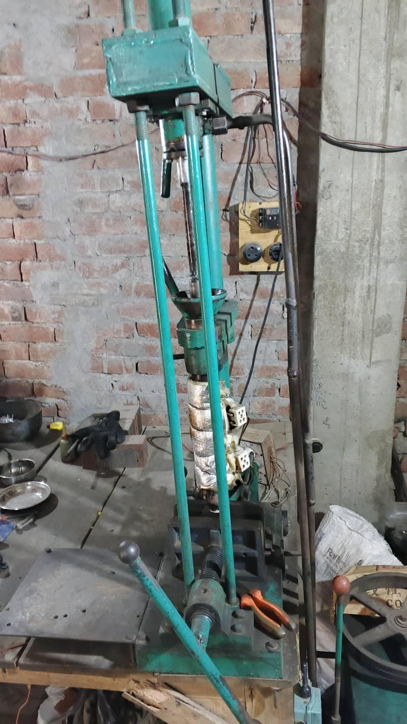 Small Scale Plastic Injection Molding Machine / Plastic Dana Machine 1