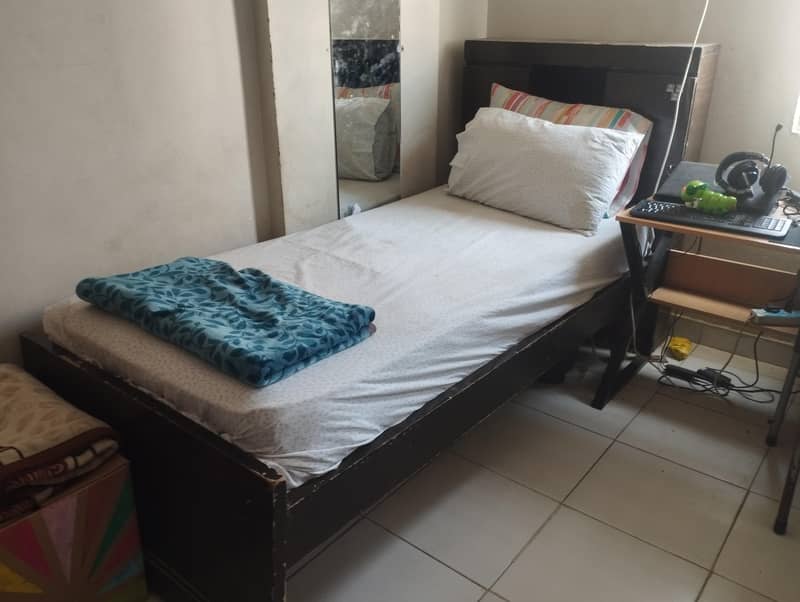 selling 2 beds sets 1