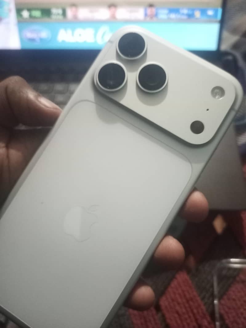 Apple iPhone 17 Pro Max 0