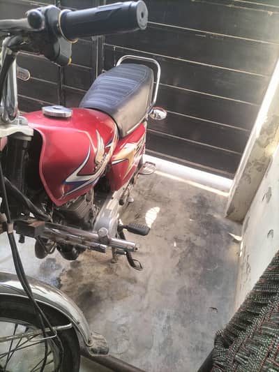 Honda 125 red color