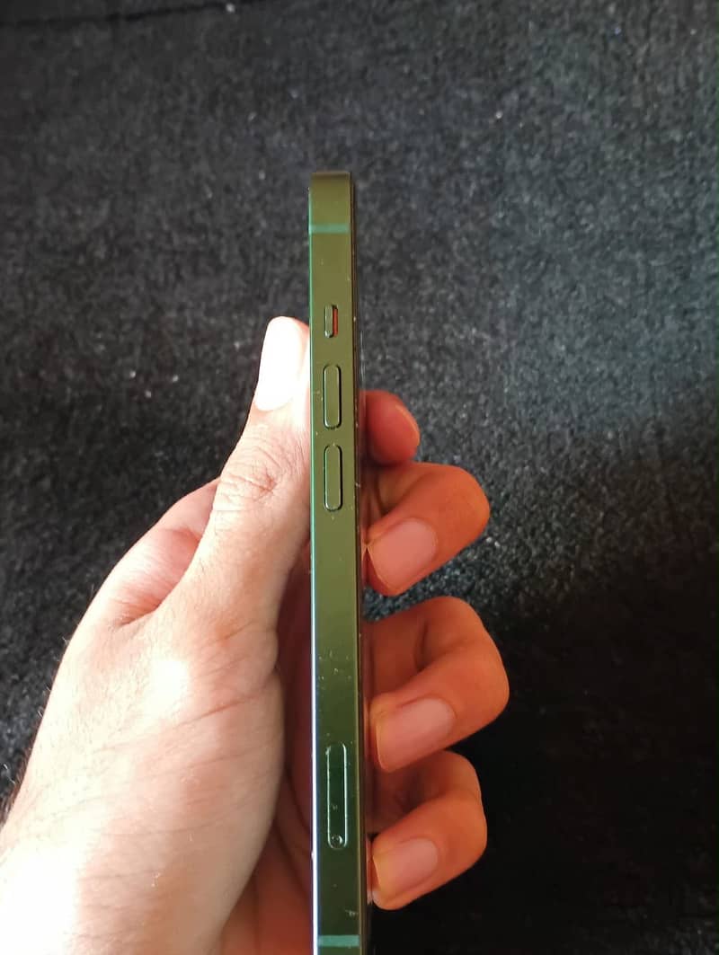 Apple iPhone 13 4