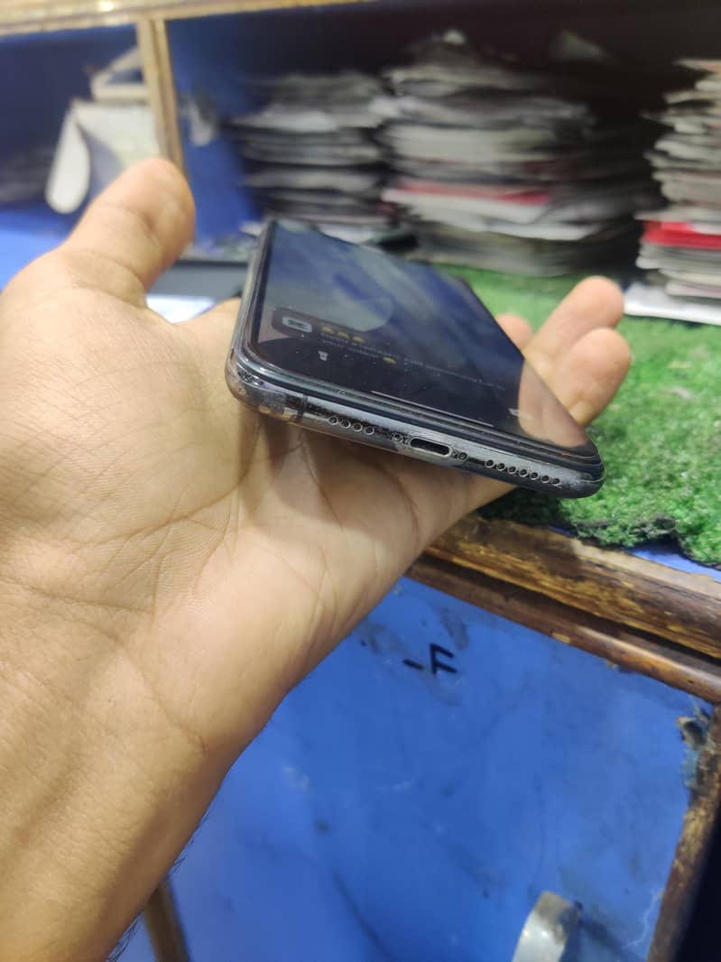 Apple iPhone XS Max 3