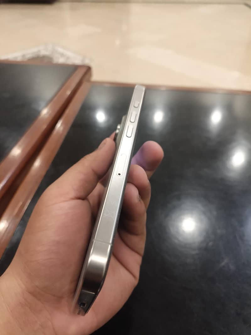 Apple iPhone 16 Pro 2