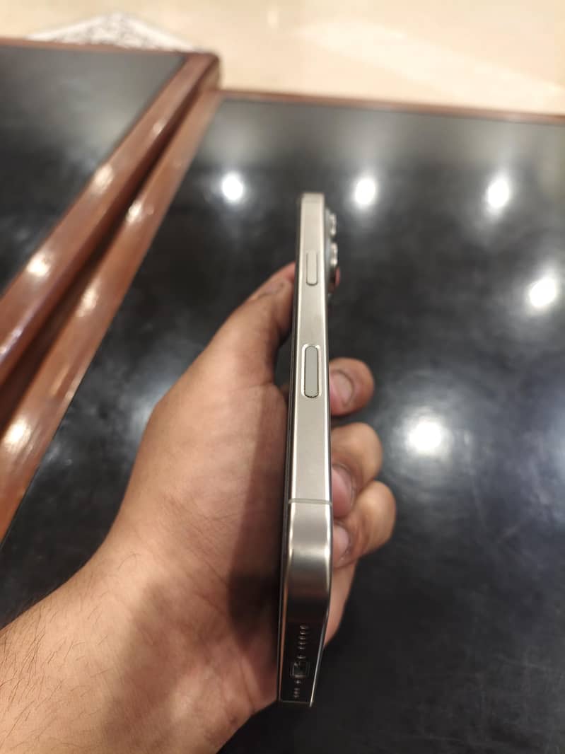Apple iPhone 16 Pro 3
