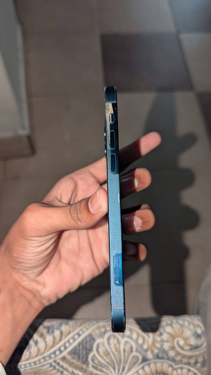 Apple iPhone 12 4