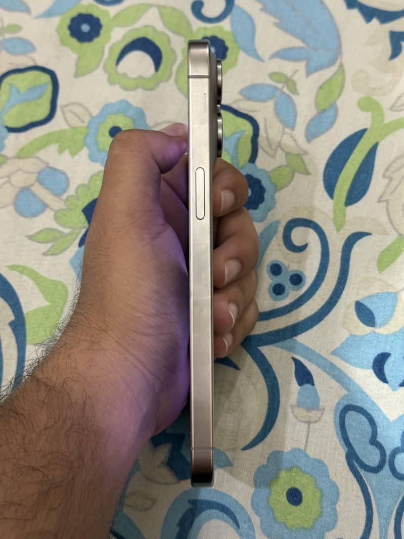 Apple iPhone 15 Pro Max 2
