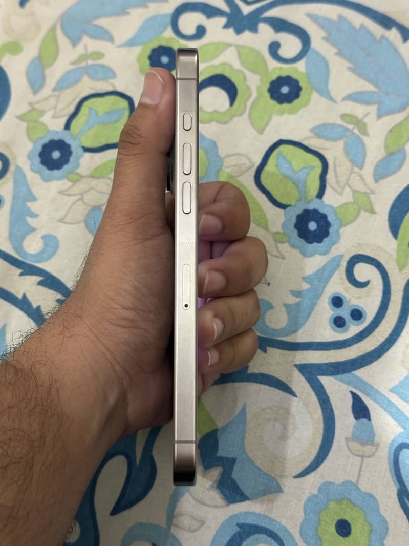 Apple iPhone 15 Pro Max 4