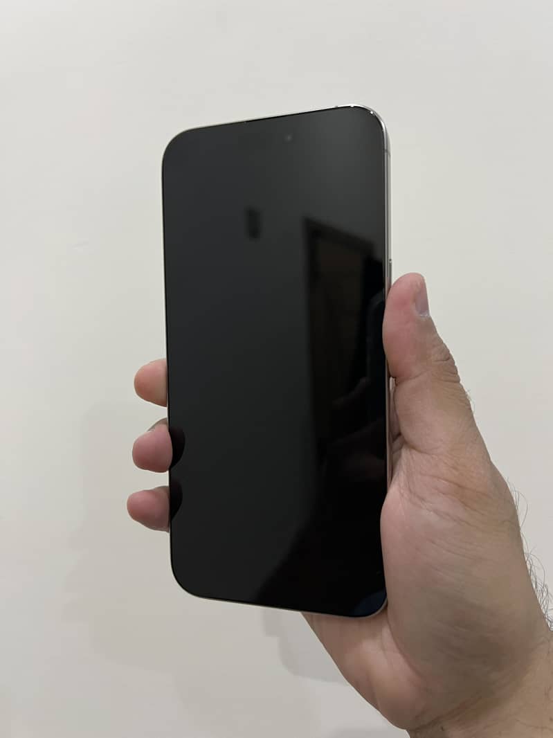 Apple iPhone 15 Pro Max 12
