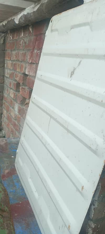 Suzuki Ravi troli tapa aik piece 2500 ka aik green color hai aik white