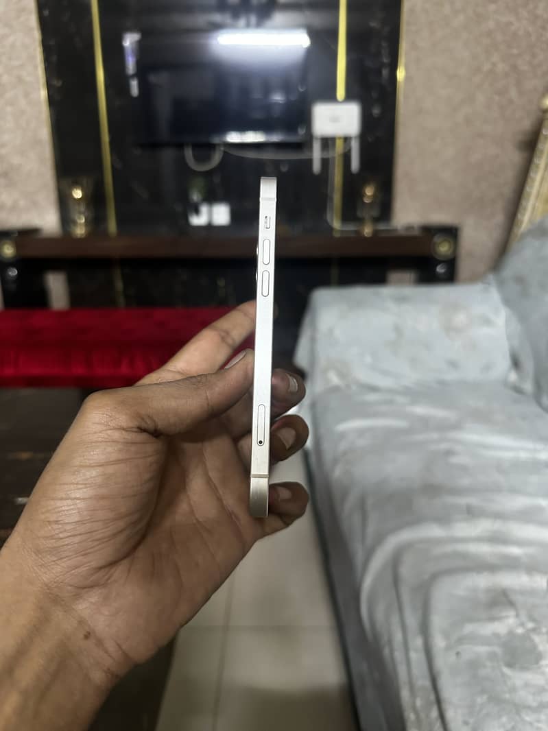 Apple iPhone 12 4
