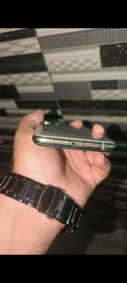 Apple iPhone XS 4
