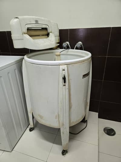 Vintage American McGraw-Edison / Speed Queen Wringer Washing Machine