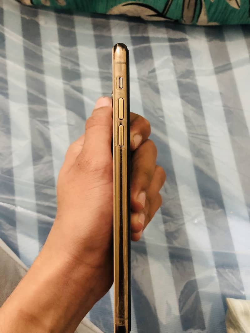 Apple iPhone 11 Pro Max 4