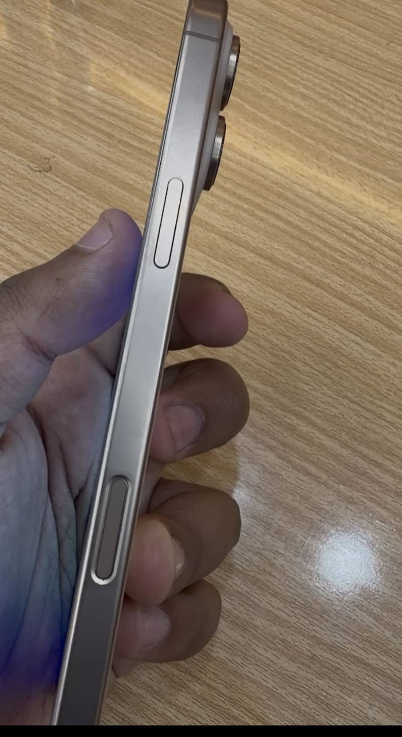 Apple iPhone 16 Pro Max 2