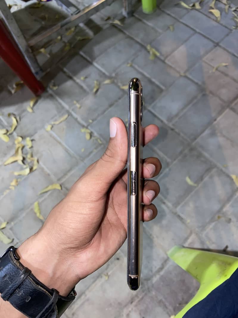Apple iPhone 11 Pro Max 2