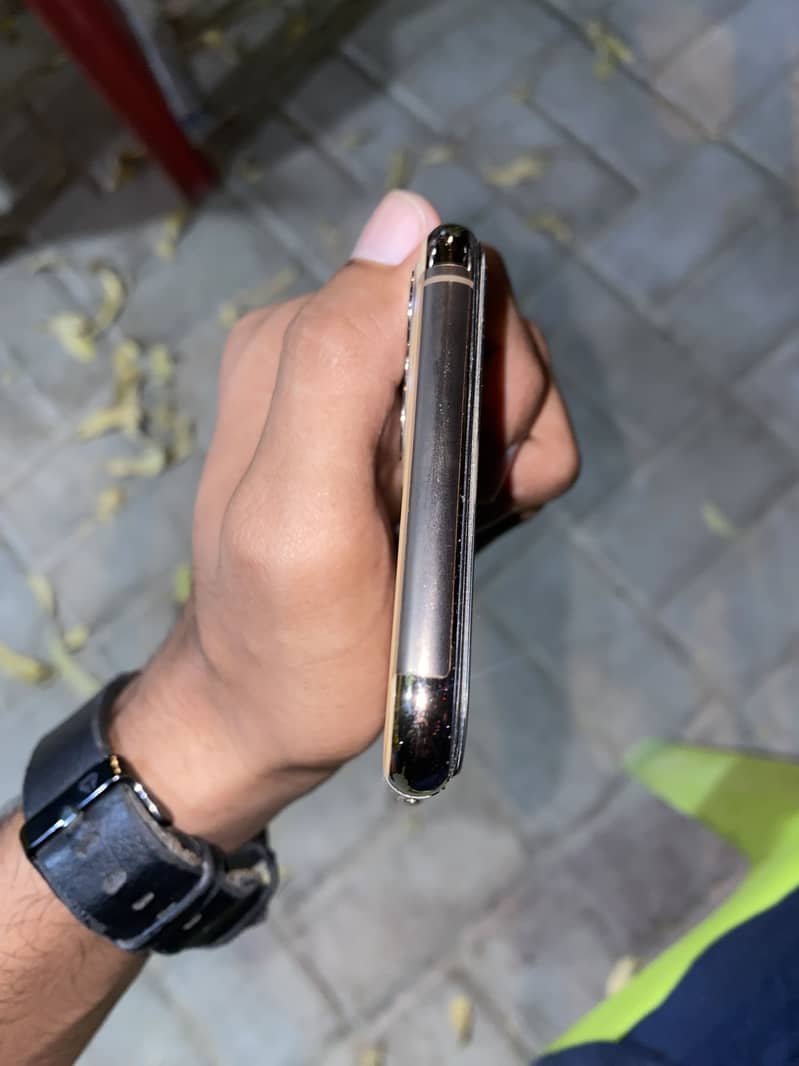 Apple iPhone 11 Pro Max 4