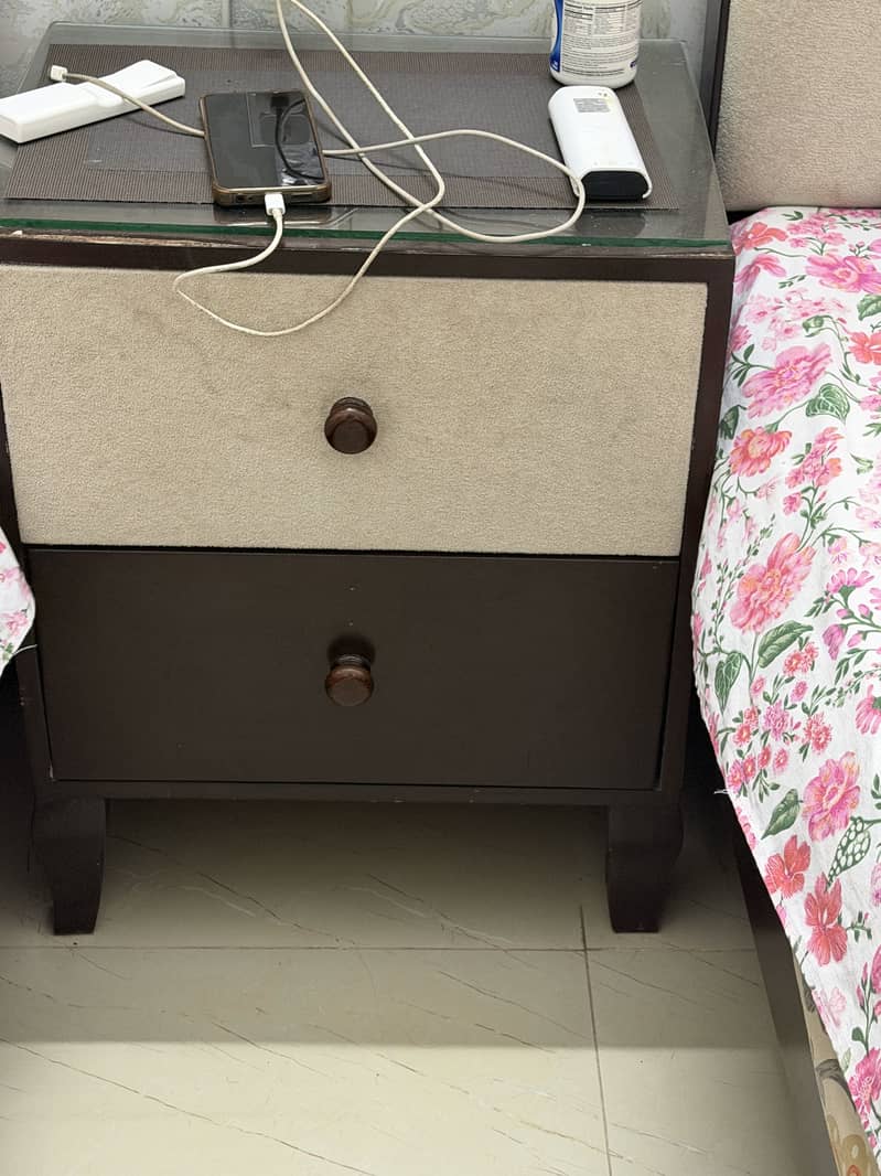 Single bed with side table and dressing  table 3