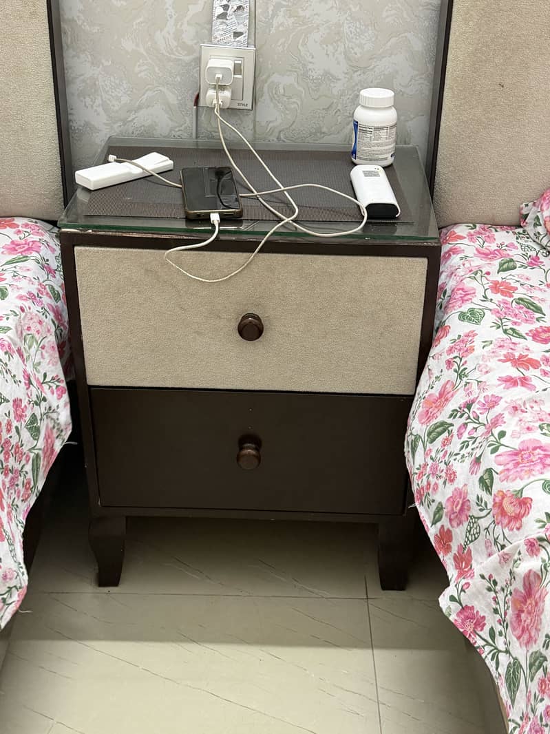 Single bed with side table and dressing  table 4