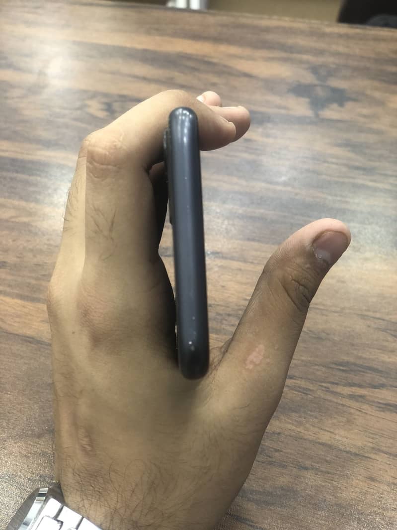 Apple iPhone 11 4