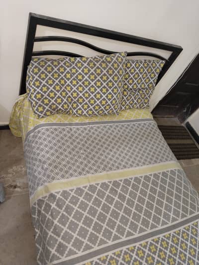 iron Singhal bed good condition for sale urgent.