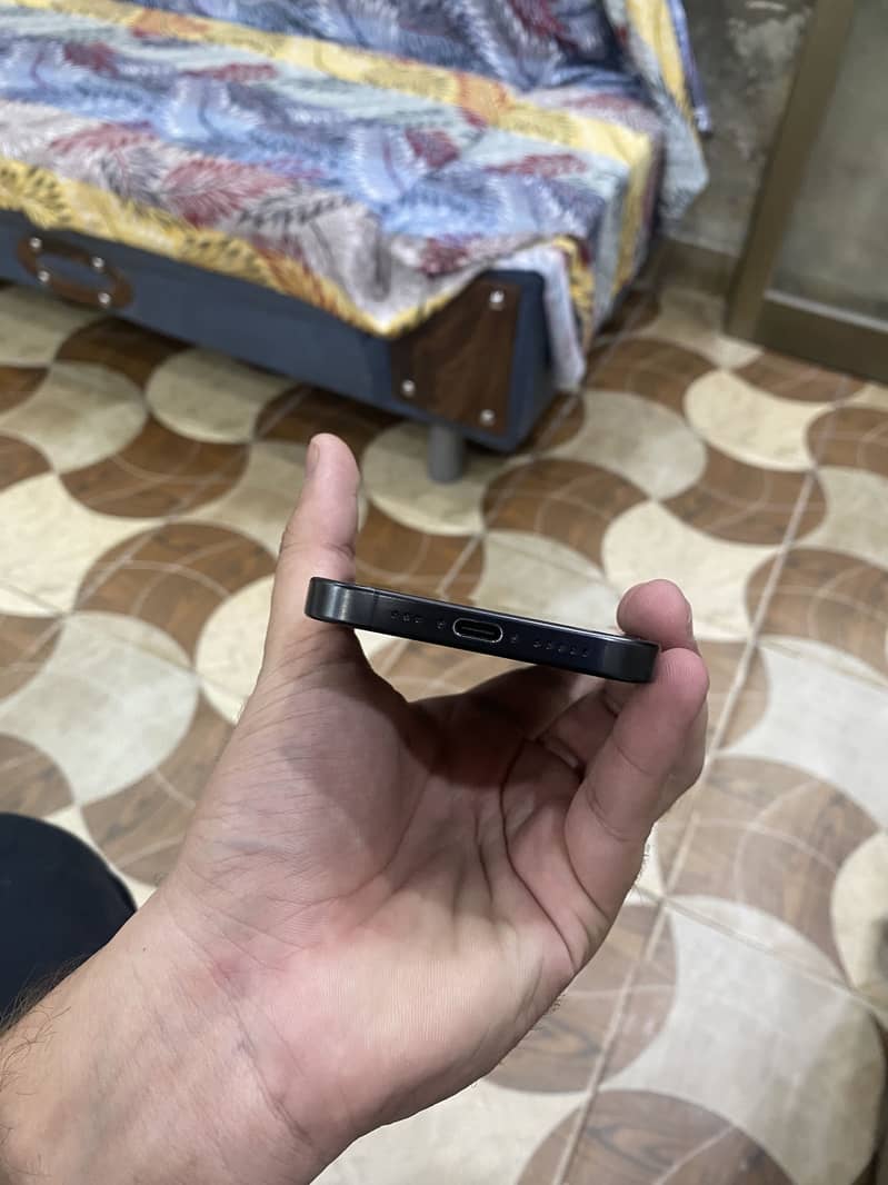 Apple iPhone 15 Pro 4