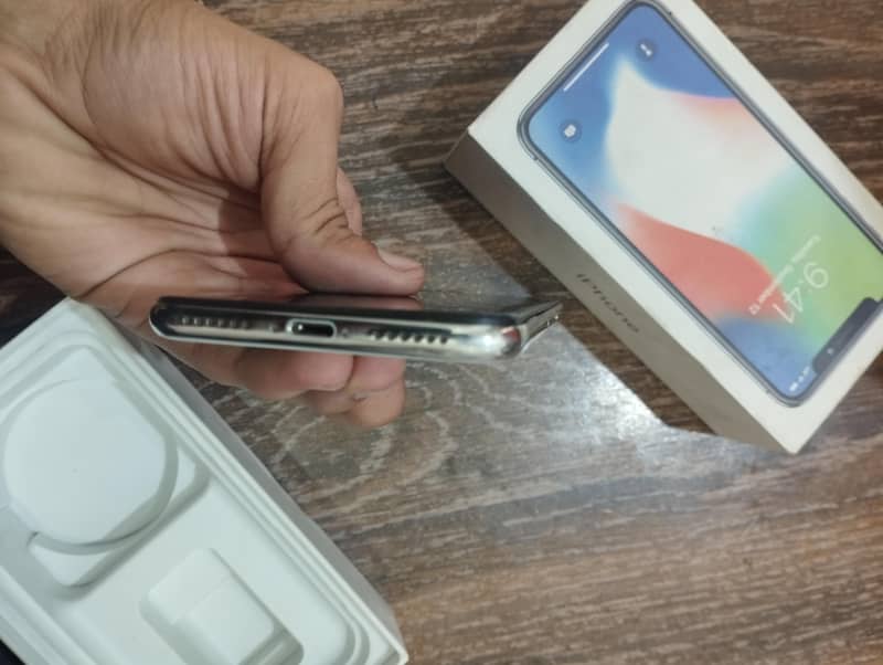 Apple iPhone X 4