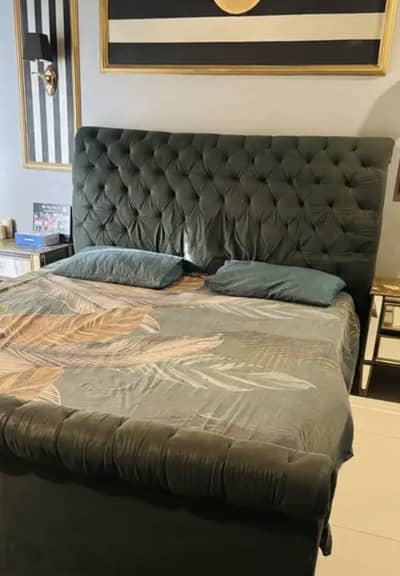 Pre-Loved Emerald Green Velvet Bed / King Size Tufted Sleigh Bed Fram