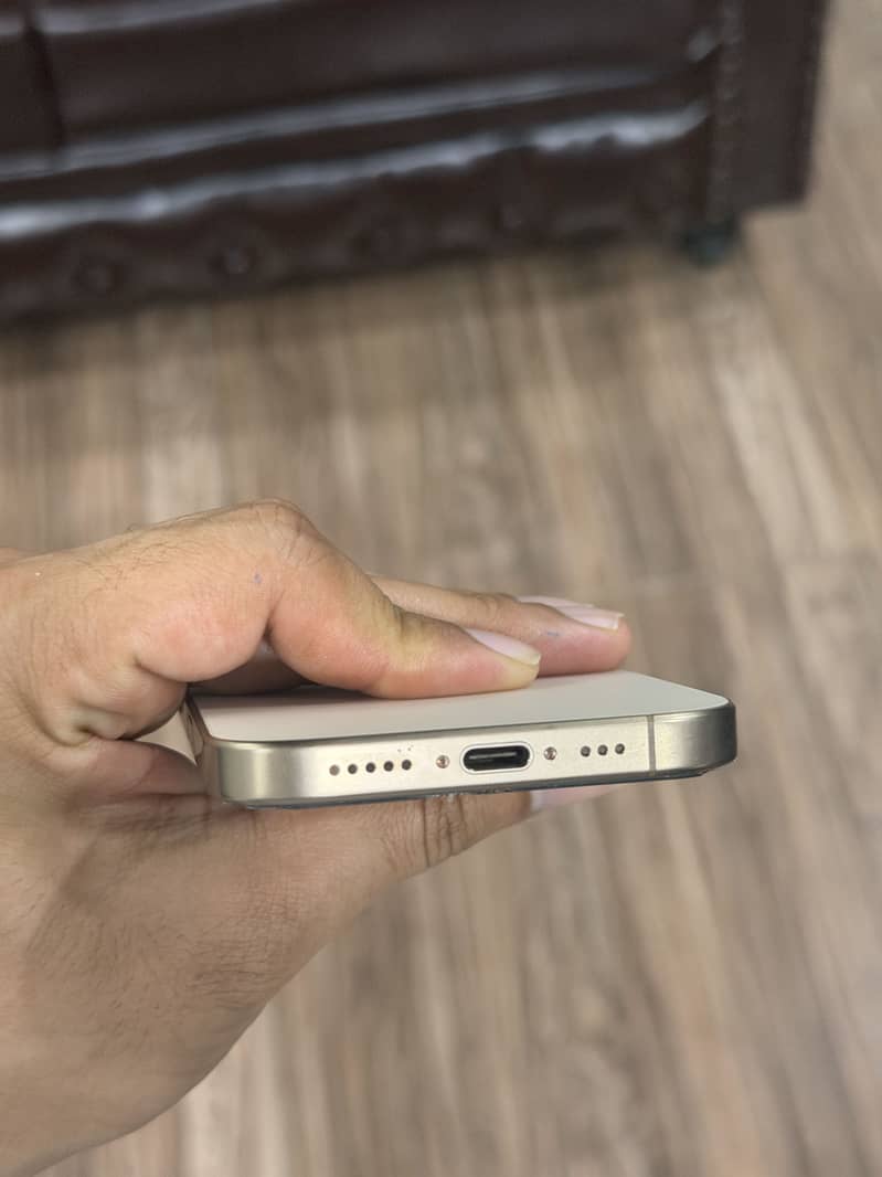 Apple iPhone 16 Pro 2