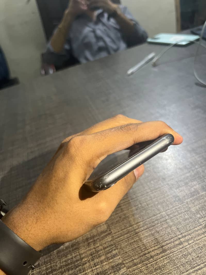 Apple iPhone 11 4