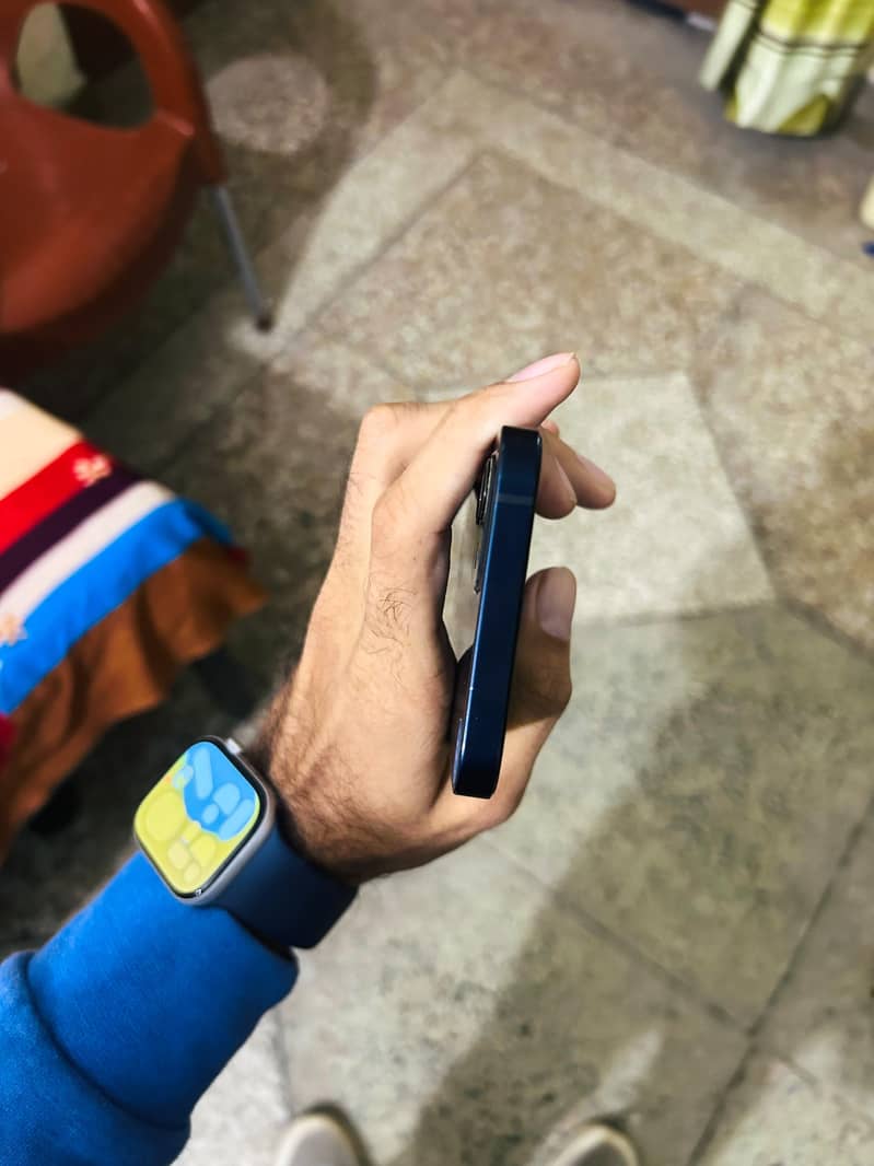 Apple iPhone 12 4