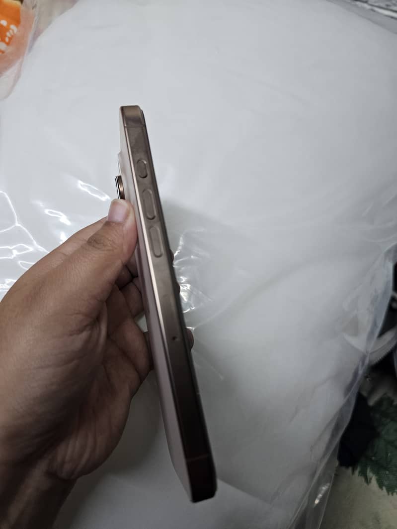 Apple iPhone 16 Pro 0